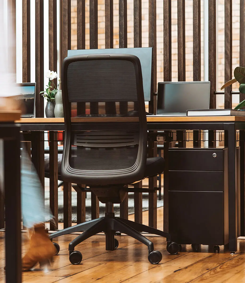 Konfurb Luna Black Office Setting