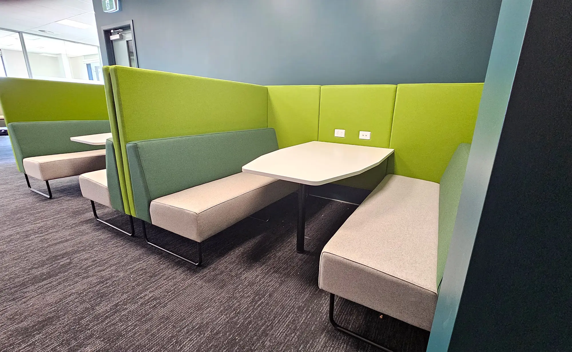 Dhb3 Booth Boat Table