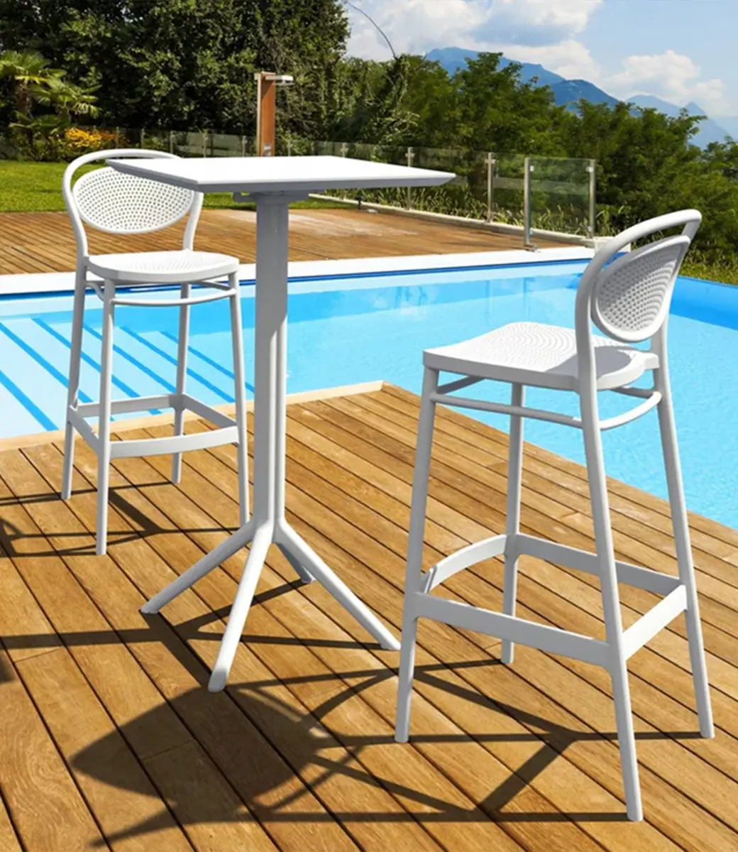 Sky Leaner White in Situ